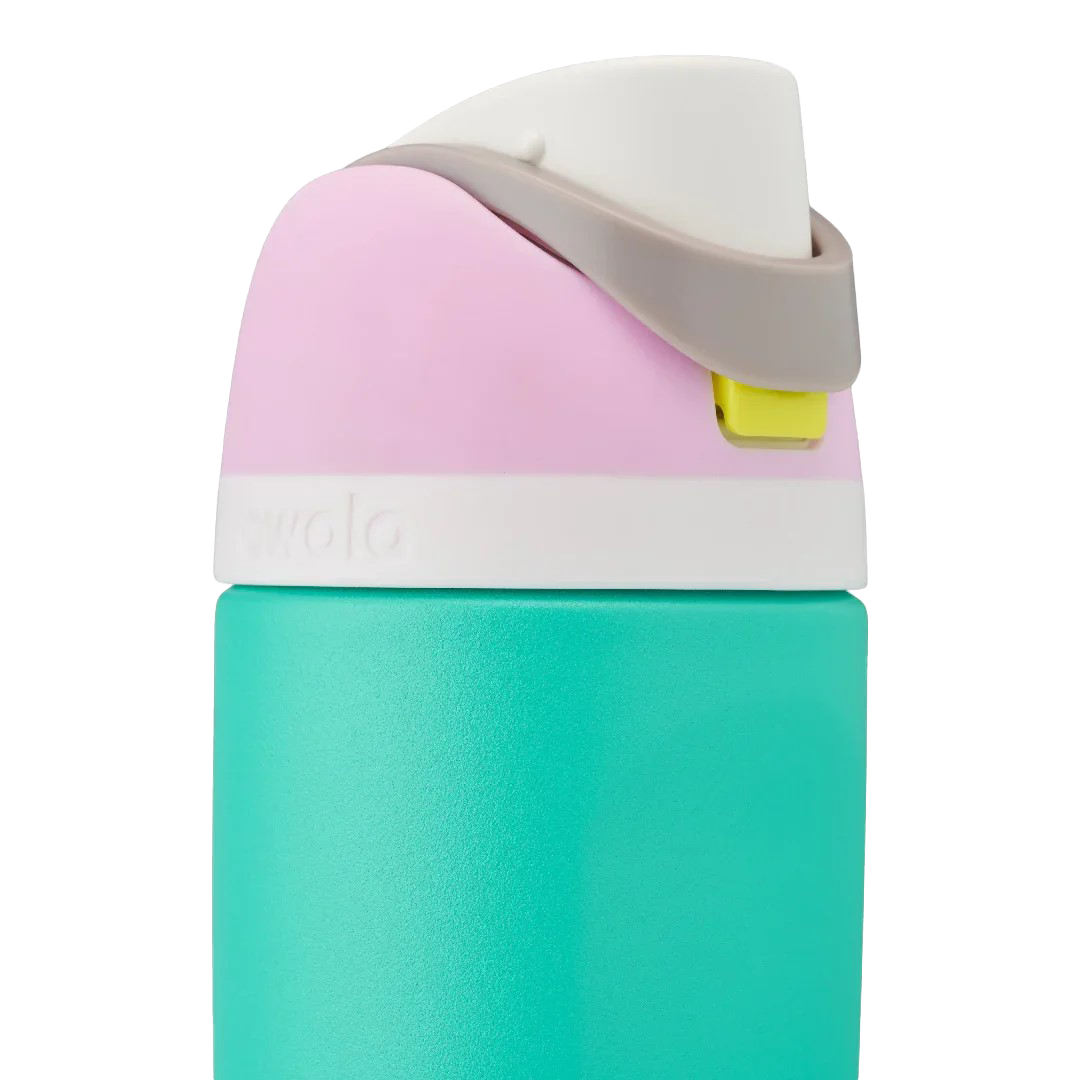 Owala kids freesip insulated water bottle 475ml bluey/green base light lid very close up shot